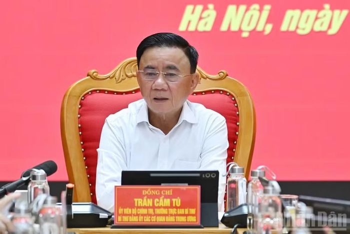 Đồng chí Trần Cẩm Tú, Ủy viên Bộ Chính trị, Thường trực Ban Bí thư đã ký ban hành Quy định số 216-QĐ/TW ngày 22/8/2026 về đặt hàng cung cấp thông tin cho cơ sở. (Ảnh: DUY LINH)