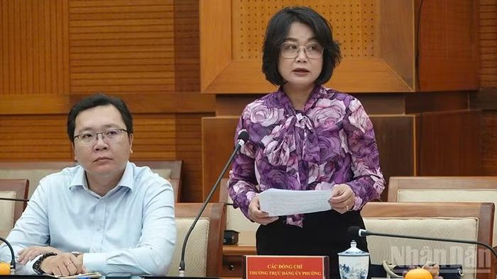 Đại diện Đảng ủy phường Chợ Lớn phát biểu tại buổi làm việc. (Ảnh: Linh Bảo)