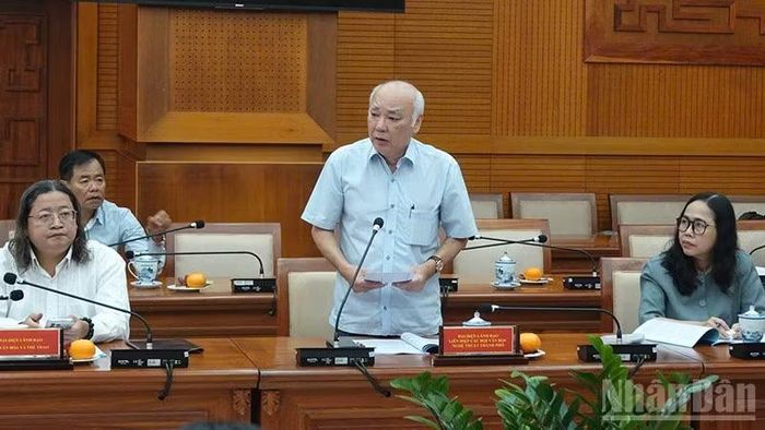 Đồng chí Phan Nguyễn Như Khuê, Chủ tịch Liên hiệp các Hội Văn học Nghệ thuật Thành phố Hồ Chí Minh phát biểu tại buổi làm việc. (Ảnh: Linh Bảo)