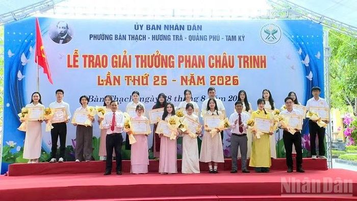 Lãnh đạo phường Bàn Thạch trao Giải thưởng Phan Châu Trinh cho cá nhân có thành tích xuất sắc. (Ảnh: TK)
