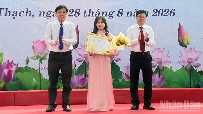 Lãnh đạo hai phường Tam Kỳ và Quảng Phú trao Giải thưởng Phan Châu Trinh cho cá nhân có thành tích xuất sắc. (Ảnh: TK)