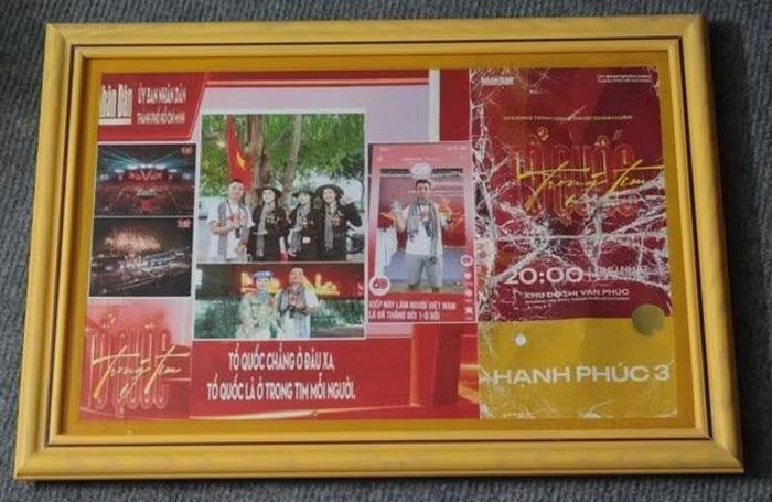 Khán giả lưu lại khoảnh khắc đáng nhớ tại “Tổ quốc trong tim” (Ảnh: Dinh Nguyễn)