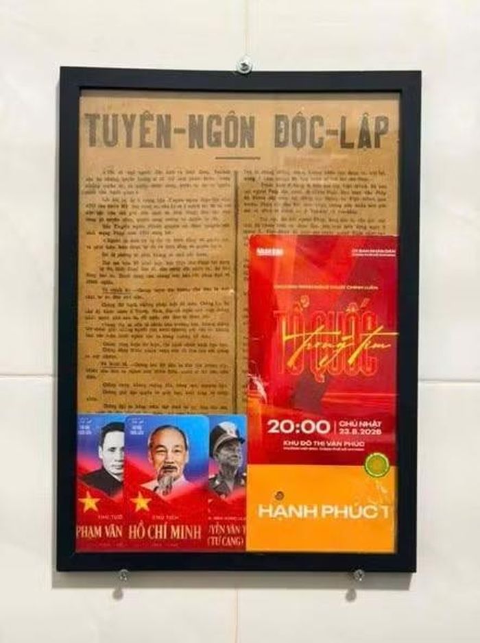 Tấm vé “Tổ quốc trong tim” được đặt cạnh Bản Tuyên Ngôn Độc Lập. (Ảnh: Sưu tầm)