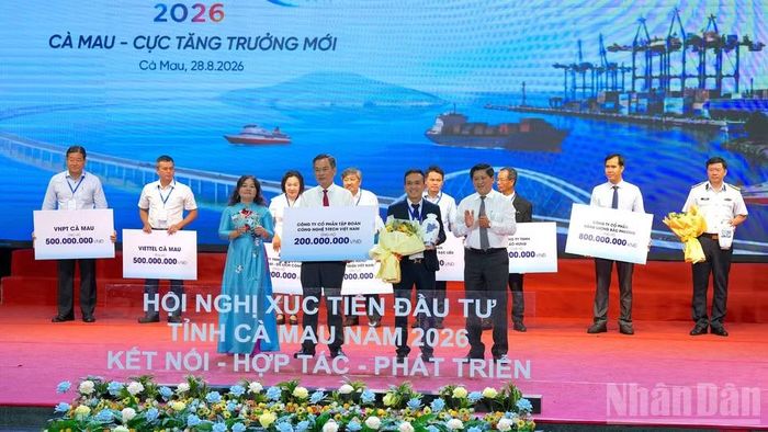 Đại diện chính quyền và Ủy ban Mặt trận Tổ quốc Việt Nam tỉnh Cà Mau tiếp nhận hỗ trợ hơn 60 tỷ đồng từ doanh nghiệp ủng hộ quỹ an sinh xã hội tỉnh Cà Mau. (Ảnh: HỮU TÙNG)