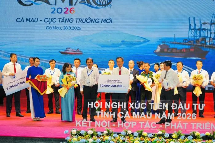 Đại diện chính quyền và Ủy ban Mặt trận Tổ quốc Việt Nam tỉnh Cà Mau tiếp nhận hỗ trợ hơn 60 tỷ đồng từ doanh nghiệp ủng hộ quỹ an sinh xã hội tỉnh Cà Mau. (Ảnh: HỮU TÙNG)