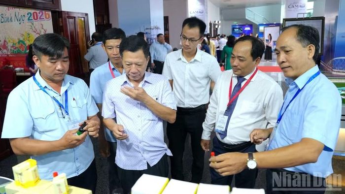 Các đại biểu tham quan không gian trưng bày bên lề Hội nghị xúc tiến đầu tư năm 2026 với chủ đề “Cà Mau - Cực tăng trưởng mới”. (Ảnh: HỮU TÙNG)