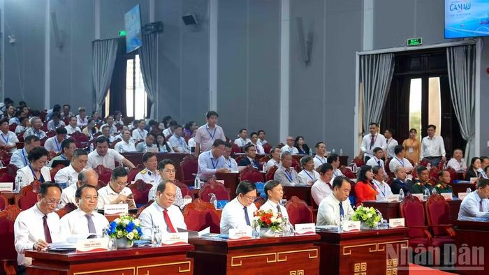 Các đại biểu Trung ương và lãnh đạo tỉnh Cà Mau (hàng đầu tiên trên cùng) tham dự hội nghị. (Ảnh: HỮU TÙNG)