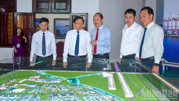 Sau hợp nhất, Cà Mau có không gian rộng lớn để phát triển nhanh và bền vững. Trong ảnh: Phó Thủ tướng Chính phủ Hồ Quốc Dũng (thứ 4 từ phải qua) cùng các lãnh đạo tỉnh Cà Mau tham quan trưng bày bên lề hội nghị. (Ảnh: HỮU TÙNG)