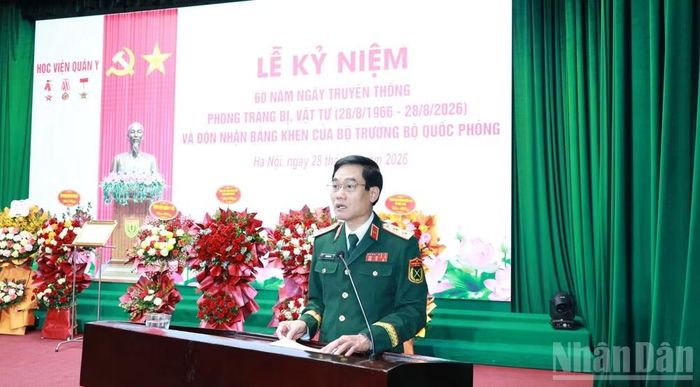 Trung tướng, Giáo sư, Tiến sĩ Trần Viết Tiến, Phó Bí thư Đảng ủy, Giám đốc Học viện Quân y phát biểu tại lễ kỷ niệm. (Ảnh: TUẤN DŨNG)