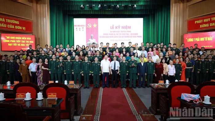 Các đại biểu chụp ảnh chung tại lễ kỷ niệm. (Ảnh: TUẤN DŨNG)