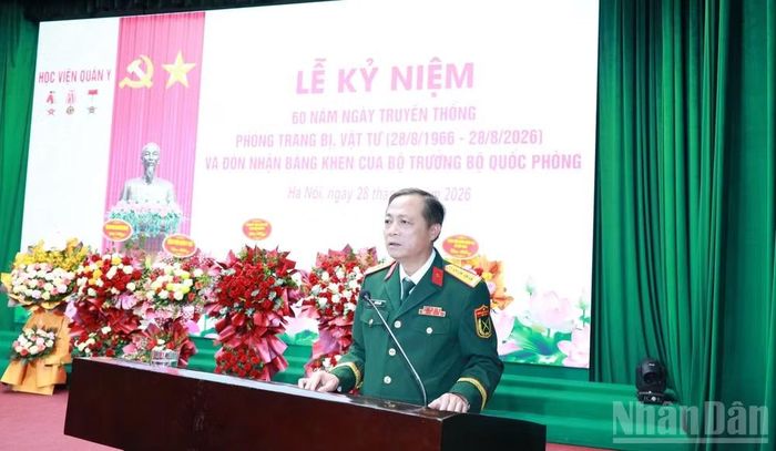 Đại tá Võ Hồng Tiến, Trưởng Phòng Trang bị, Vật tư, Học viện Quân y trình bày diễn văn kỷ niệm. (Ảnh: TUẤN DŨNG)