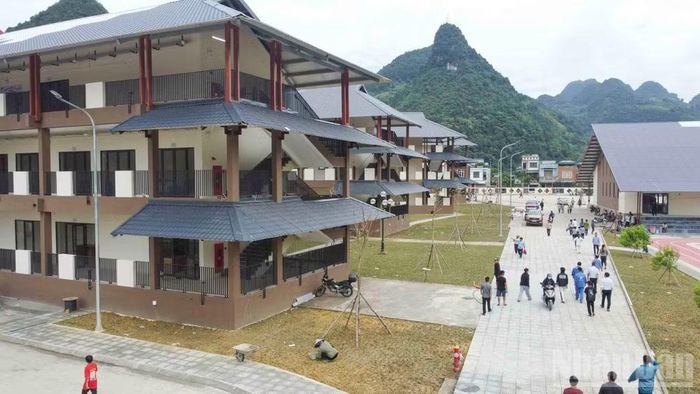 Trường phổ thông nội trú tiểu học và trung học cơ sở Mường Khương được thiết kế hiện đại, đồng bộ, gồm các khối phòng học, nhà hiệu bộ, khu nội trú, nhà đa năng và các hạng mục phụ trợ, đáp ứng nhu cầu học tập của gần 1.000 học sinh. (Ảnh: CÔNG HẢI)