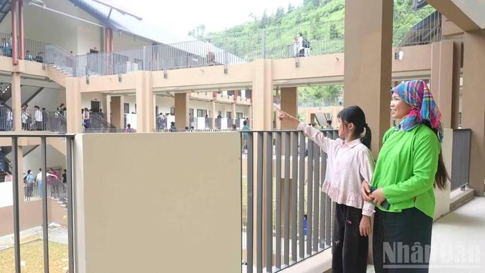 Mẹ con chị Lù Thị Chon và em Phu Thị Khiêu lớp 7A3, phấn khởi trước ngôi trường mới khang trang, sạch đẹp. (Ảnh: CÔNG HẢI)