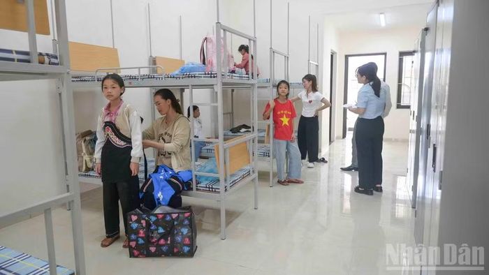Khu nội trú của trường được đầu tư đồng bộ về giường, tủ và các thiết bị phục vụ sinh hoạt, tạo không gian ăn ở khang trang, thuận tiện cho học sinh vùng cao yên tâm học tập. (Ảnh: CÔNG HẢI)