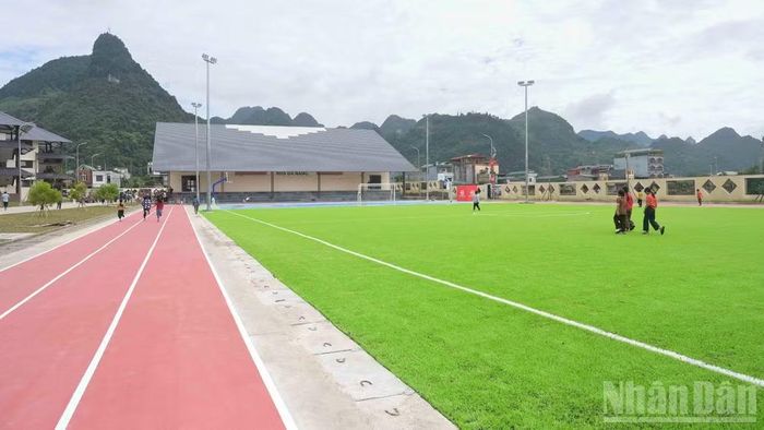 Với sự quan tâm của Đảng, Nhà nước và các cấp chính quyền, Trường phổ thông nội trú tiểu học và trung học cơ sở Mường Khương không chỉ mang đến môi trường học tập, sinh hoạt khang trang cho học sinh vùng cao biên giới, mà còn trở thành điểm tựa, chắp cánh cho những ước mơ của các em. (Ảnh: CÔNG HẢI)