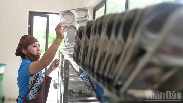 Khu bếp ăn được bố trí rộng rãi, sạch sẽ, góp phần bảo đảm điều kiện sinh hoạt, chăm sóc sức khỏe cho học sinh. (Ảnh: CÔNG HẢI)
