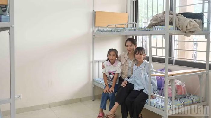 Khu nội trú của trường được đầu tư đồng bộ về giường, tủ và các thiết bị phục vụ sinh hoạt, tạo không gian ăn ở khang trang, thuận tiện cho học sinh vùng cao yên tâm học tập. (Ảnh: CÔNG HẢI)