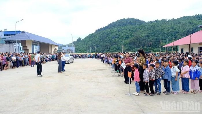 Ngay từ sáng sớm, hàng nghìn phụ huynh và các em học sinh đã có mặt tựu trường, mang theo niềm háo hức về ngôi trường mới. (Ảnh: CÔNG HẢI)