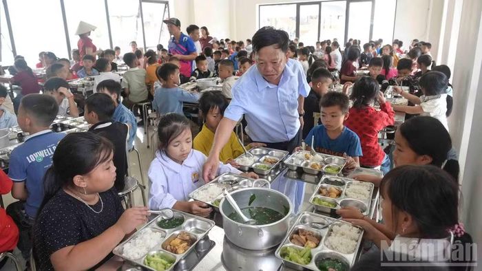 Khu bếp ăn được bố trí rộng rãi, sạch sẽ, góp phần bảo đảm điều kiện sinh hoạt, chăm sóc sức khỏe cho học sinh. (Ảnh: CÔNG HẢI)