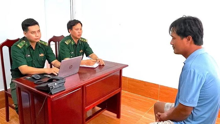 Đồn Biên phòng Gành Hào làm việc với thuyền trưởng sà lan LA-08708. (Ảnh: HOÀNG TÁ)