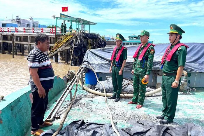 Tổ công tác Đồn Biên phòng Gành Hào phát hiện sà lan LA-08708 có dấu hiệu nghi vấn nên hiệu lệnh dừng để kiểm tra hành chính. (Ảnh: HOÀNG TÁ)