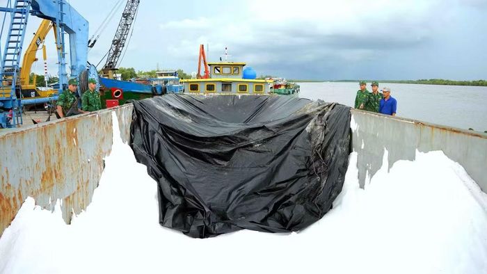 Tổ công tác Đồn Biên phòng Cửa khẩu cảng Năm Căn phát hiện hơn 83 tấn phân urê không rõ nguồn gốc trên sà lan ĐN-1315. (Ảnh: HOÀNG TÁ)