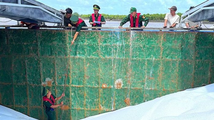 Tổ công tác Đồn Biên phòng Gành Hào kiểm tra số phân urê trên sà lan LA-08708. (Ảnh: HOÀNG TÁ)
