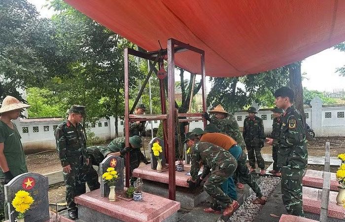Việc thực hiện khai quật các phần mộ tại Nghĩa trang liệt sĩ Độc Lập có rất nhiều khó khăn nhưng mỗi cán bộ, chiến sĩ Bộ Chỉ huy Quân sự tỉnh Điện Biên đã nỗ lực khắc phục, hoàn thành sớm nhất. (Ảnh: LÊ LAN)