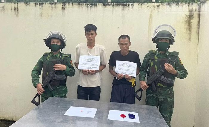 Đối tượng Hà Văn Cường và đối tượng Trần Văn Bảo cùng tang vật. (Ảnh: QUÀNG HÙNG)