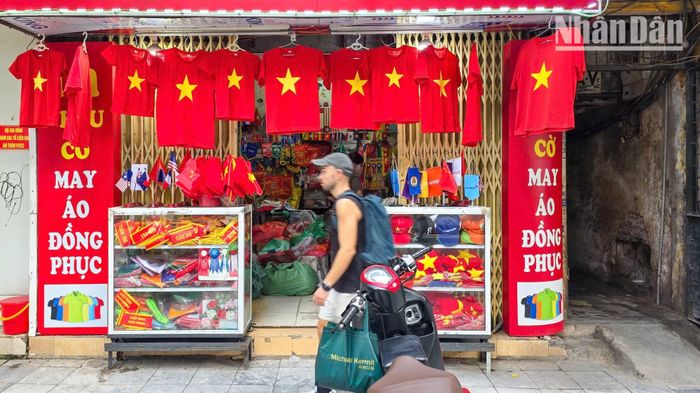 Phố Hàng Bông (Hà Nội) luôn là một trong những điểm đến rực rỡ nhất mỗi dịp lễ lớn của dân tộc như Quốc khánh 2/9.