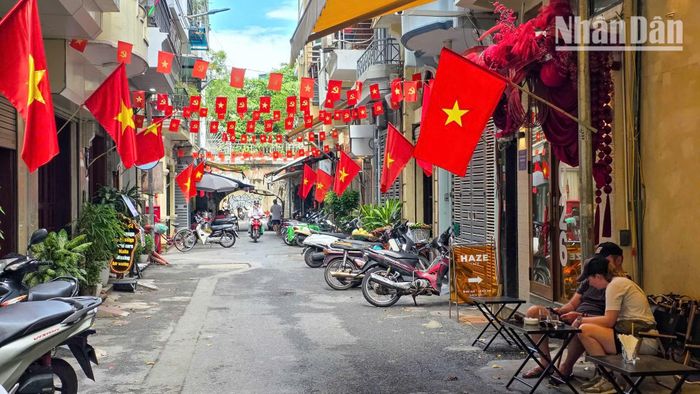 Sắc đỏ thanh bình và rực rỡ của ngày hôm nay là kết quả của quá khứ kiên cường.