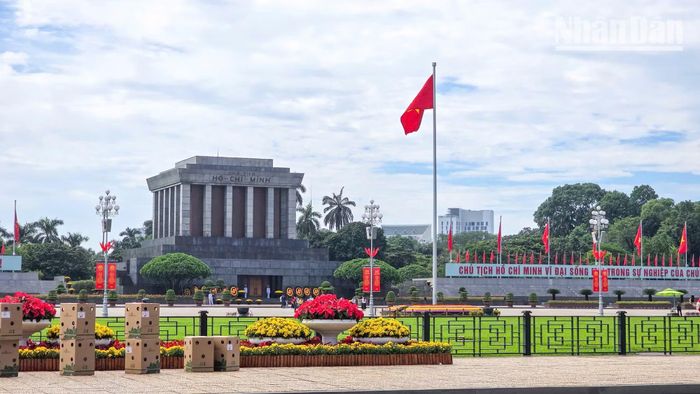 Những thùng hoa, cây cảnh tươi đang tập kết trước Quảng trường Ba Đình để chờ công nhân cảnh quan đô thị sắp đặt.