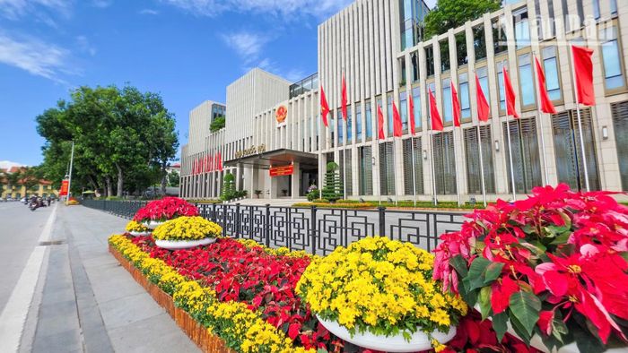 Tòa nhà Quốc hội được trang hoàng bởi sắc đỏ tươi thắm.