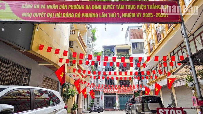Nhìn lá cờ tung bay, người dân cảm nhận càng rõ hơn giá trị của hai tiếng "hòa bình".