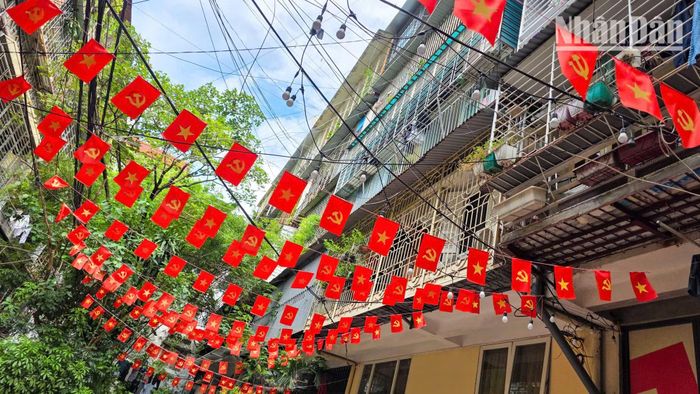 Mùa thu đẹp nhất khi phố phường rợp bóng cờ hoa, nhắc nhở người dân về sự nghiệp cách mạng vĩ đại của dân tộc.
