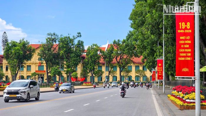Băng-rôn, pa-nô đỏ rực cả con phố.