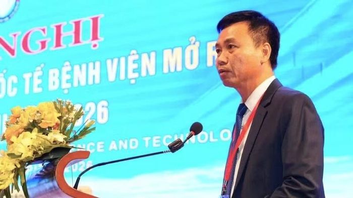 Tiến sĩ Nguyễn Đức Cường, Giám đốc Bệnh viện hữu nghị Việt Nam-Cuba Đồng Hới phát biểu tại phiên hội thảo toàn thể. (Ảnh: HƯƠNG GIANG)