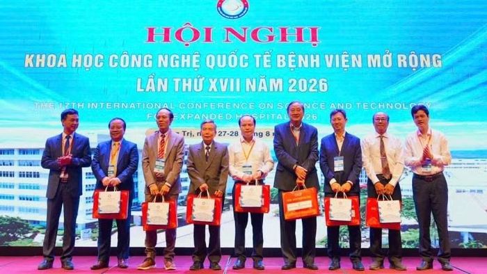 Ban tổ chức tặng quà cho các đại biểu tham dự hội nghị. (Ảnh: HƯƠNG GIANG)