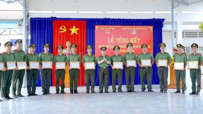 Đại diện Công an tỉnh Cà Mau tặng Giấy khen của Giám đốc Công an tỉnh cho các tập thể, cá nhân Trường Đại học An ninh nhân dân đạt thành tích xuất sắc trong hoạt động thực tế. (Ảnh: HỮU ĐỆ)