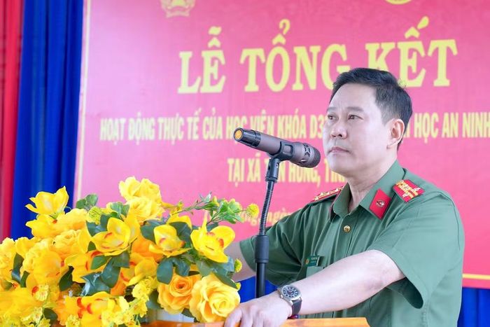 Đại tá Lê Mạnh Hùng, Phó Giám đốc Công an tỉnh Cà Mau phát biểu tại buổi lễ. (Ảnh: HỮU ĐỆ)