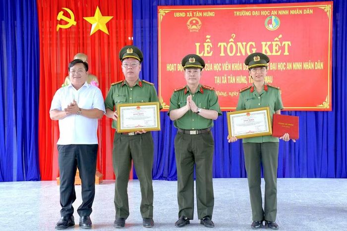 Thừa ủy quyền, Đại tá Lê Mạnh Hùng, Phó Giám đốc Công an tỉnh Cà Mau (thứ 2 từ phải qua) trao Bằng khen của Chủ tịch Ủy ban nhân dân tỉnh Cà Mau cho các cá nhân Trường Đại học An ninh nhân dân trong tổ chức hoạt động thực tế tại xã Tân Hưng. (Ảnh: HỮU ĐỆ)