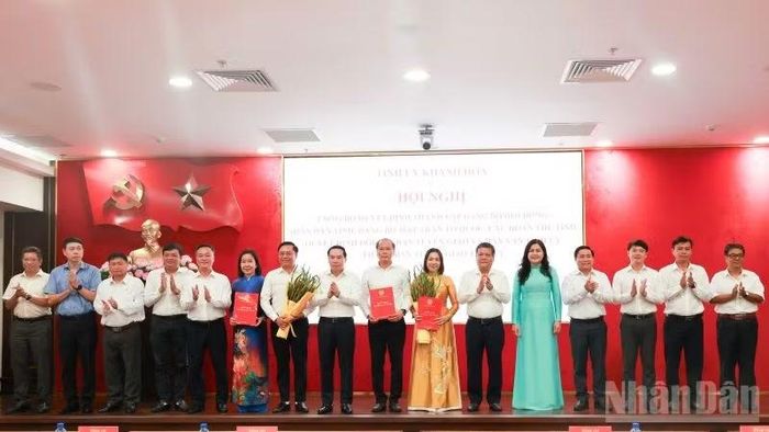 Các đồng chí tham gia Ban Chấp hành Đảng bộ Mặt trận Tổ quốc, các đoàn thể tỉnh nhiệm kỳ 2025-2030. (Ảnh: Vũ Tân)