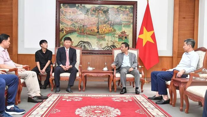 Thứ trưởng Văn hóa, Thể thao và Du lịch Hoàng Đạo Cương chúc mừng thành tích giành chức vô địch ASEAN Hyundai Cup 2026 đội tuyển bóng đá nam quốc gia. (Ảnh: THÁI DƯƠNG)