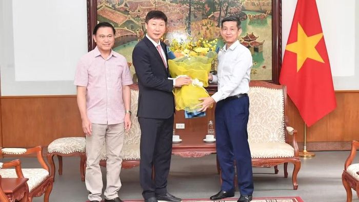 Cục trưởng Thể dục thể thao Việt Nam Nguyễn Danh Hoàng Việt trao quà của Thủ tướng tặng đội tuyển bóng đá nam quốc gia. (Ảnh: THÁI DƯƠNG)