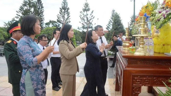 Các đồng chí lãnh đạo tỉnh Đắk Lắk dâng hương tưởng nhớ công ơn các anh hùng liệt sĩ tại Nghĩa trang liệt sĩ tỉnh tại phường Phú Yên. (Ảnh: CTV)