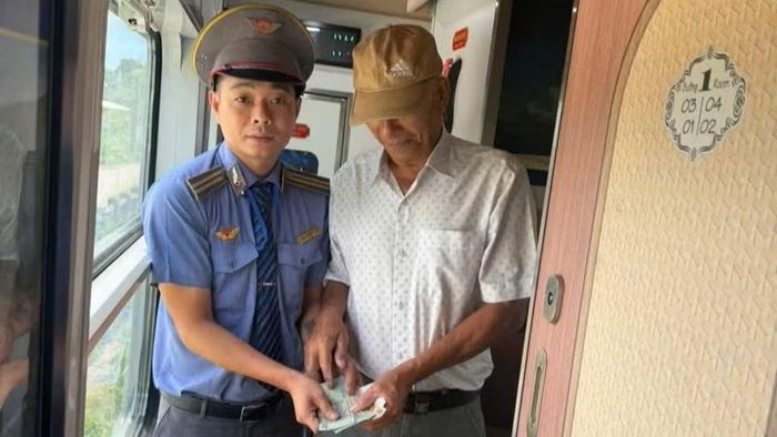 Ông Cao Trung Bảng nhận lại tài sản bỏ quên từ tổ tàu SE4. (Ảnh: VNR)