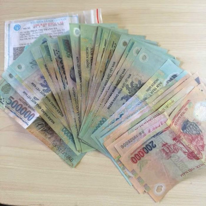 Số tài sản và giấy tờ khách bỏ quên được tổ tàu SE4 phát hiện kịp thời. (Ảnh: VNR)