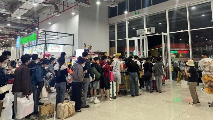 Từ chiều ngày 28/8, dù chưa bước vào kỳ nghỉ lễ nhưng người dân thành phố khệ nệ đồ đạc đến Bến xe Miền Đông mới rất đông đúc đi chơi, về quê. (Ảnh: VÕ LÊ)