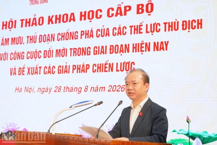 Phó Giáo sư, Tiến sĩ Bùi Hoài Sơn, Ủy viên chuyên trách Ủy ban Văn hóa và Xã hội của Quốc hội tham luận tại hội thảo. (Ảnh: HẢI ĐĂNG)