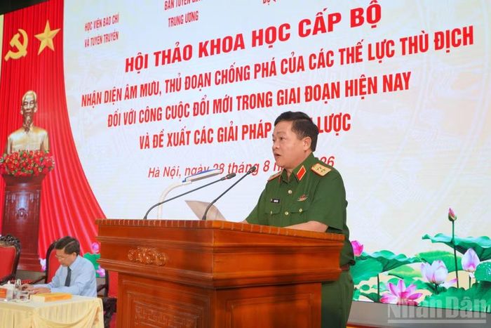 Đồng chí Trung tướng Đặng Sĩ Lộc báo cáo đề dẫn tại hội thảo. (Ảnh: HẢI ĐĂNG)